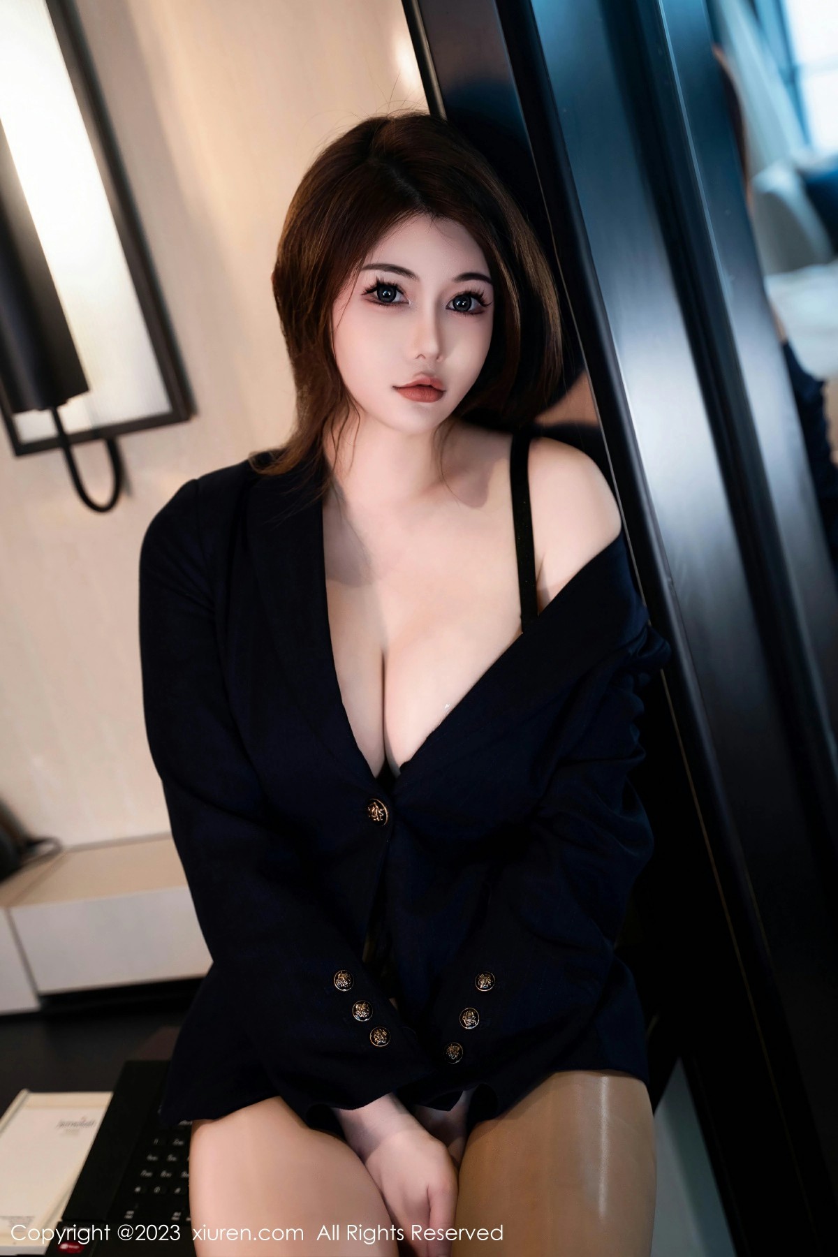 [XiuRen秀人网] 2023.10.10 No.7484 甜妮 OL制服黑色蕾丝束胸衣血滴子 性感写真 [66+1P]
