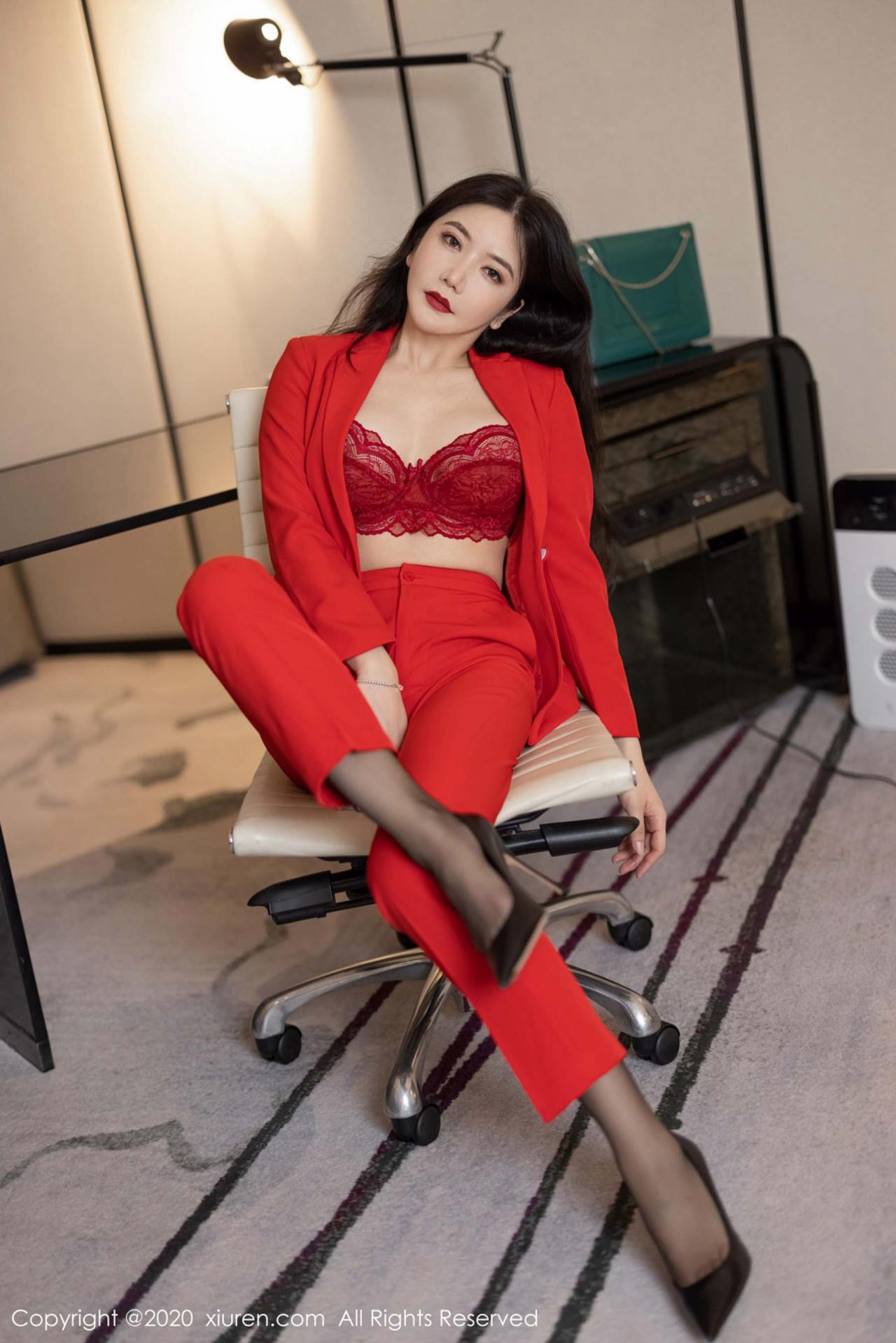 [XiuRen秀人网] 2020.11.26 No.2828 心妍小公主 猩红飒爽西装与魅惑内衣 [30+1P]