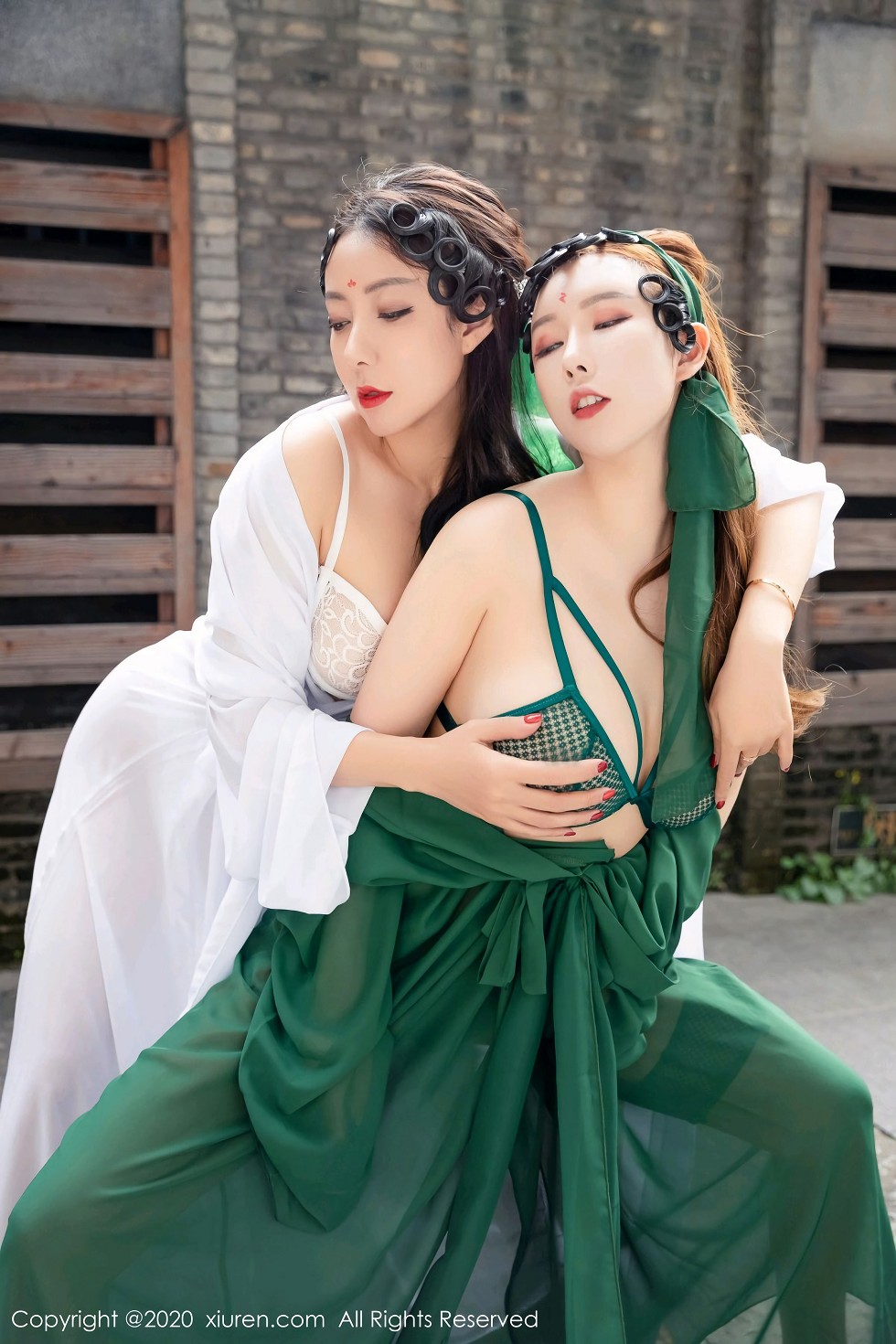 XiuRen第2913期_女神尤妮丝&果儿Victoria演绎青白蛇主题私房内衣诱惑写真57P XiuRen第2913期_女神尤妮丝&果儿Victoria演绎青白蛇主题私房内衣诱惑写真57P