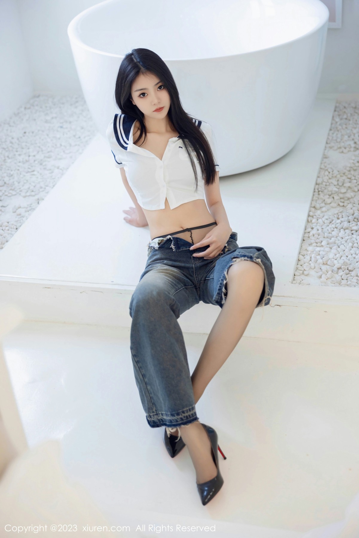 [XiuRen秀人网] 2023.07.05 No.7027 可樂Vicky 魅惑黑丝短裙 性感写真 [82+1P]